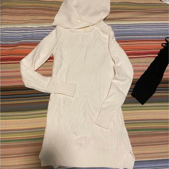 Le Chateau off-white long sleeve split turtleneck , form fitting
- size Xsmall - Picture 1 of 4